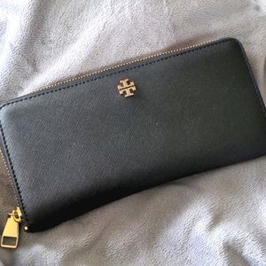 Black Tory Burch Robinson Zip Continental Wallet